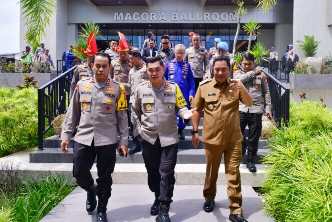 
					enjabat Gubernur Sulawesi Selatan, Bahtiar Baharuddin, bersama Kepala Badan Pemelihara Keamanan (Kabaharkam) Polri, Komjen Pol Fadli Imran, meninjau Pos Shelter Potroli Perintis Presisi Ditsamapta Polda Sulsel, di Jalan Monginsidi Makassar, Selasa, 5 Maret 2024.(Humas Pemprov SULSEL)