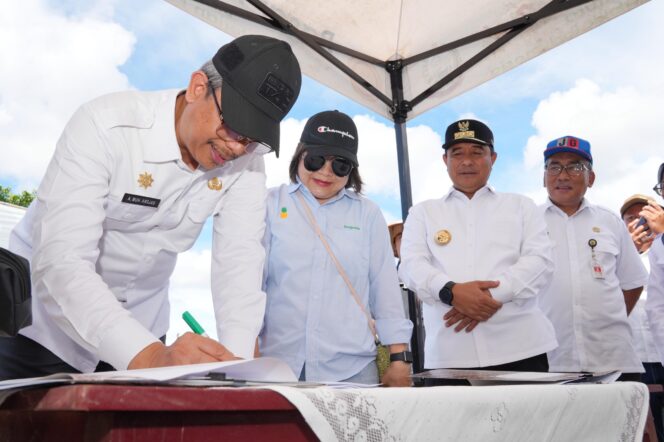 
					erusahaan raja buah Great Giant Foods (GGF) bersama Pemerintah Provinsi (Pemprov) Sulsel melakukan penandatanganan MoU budidaya pisang cavendish dilahan milik Pemprov Sulsel seluas 18 hektare lebih, di Desa Pacellekang, Kecamatan Pattallassang, Kabupaten Gowa, Rabu, 6 Maret 2024.(Pemprov Sulsel)