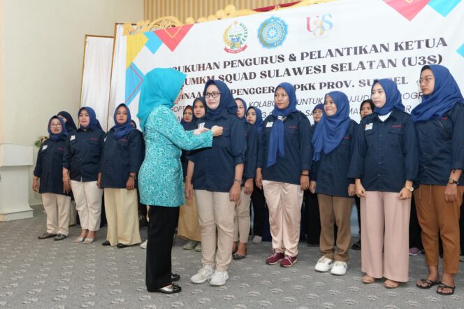 
					Penjabat Ketua Tim Penggerak PKK Provinsi Sulsel, Sofha Marwah Bahtiar, melantik dan mengukuhkan Ketua Umum dan Pengurus UMKM Squad Sulawesi Selatan (U3S) Binaan Tim Penggerak PKK Provinsi Sulsel, di Gedung Kartini, Makassar, kemarin, Jumat sore, 8 Maret 2024.(Pemprov Sulsel)