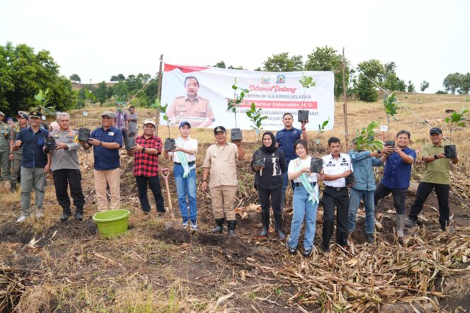 
					Penjabat Gubernur Sulsel, Bahtiar Baharuddin, menggalakkan penanaman 2 juta pohon nangka madu dilakukan di Desa Beroangin, Kecamatan Bangkala Barat dan di Desa Jenetallasa Kecamatan Bangkala, Kabupaten Jeneponto, Sabtu, 9 Maret 2024.
