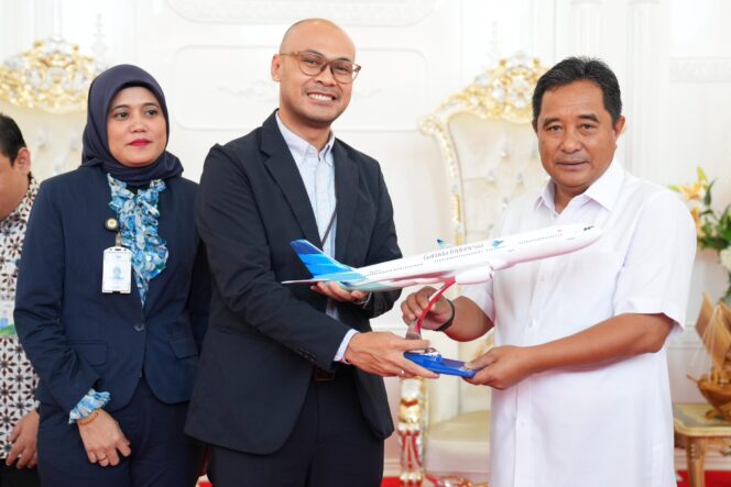 
					Pj Gubernur Bahtiar saat bertemu General Manager (GM) Garuda Indonesia, Wayang Gilang Aditya Subawa, di Rumah Jabatan Gubernur, Kamis, 14 Maret 2024.