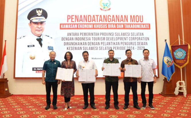 
					Penjabat Gubernur Sulsel Bahtiar Baharuddin dan Business Development Director Indonesia Tourism Development Corporation (ITDC) Ema Widiastuti, melakukan penandatanganan MoU Kawasan Ekonomi Khusus (KEK) Bira - Takabonerate, di Rumah Jabatan Gubernur Sulsel, Kamis, 14 Maret 2024.