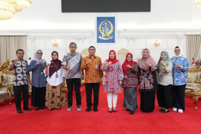 
					pertemuan silaturahmi antara Kepala BNN Provinsi Sulsel Brigjen Pol Guruh Ahmad Fadiyanto dan jajaran, dengan Penjabat Ketua TP PKK Sulsel, Sofha Marwah Bahtiar, di Rumah Jabatan Gubernur Sulsel, Jumat, 15 Maret 2024.