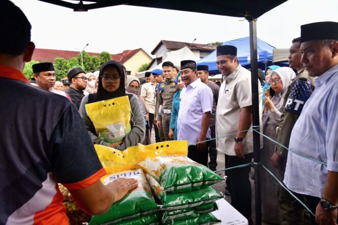 
					Penjabat Gubernur Sulsel Bahtiar Baharuddin didampingi Penjabat Ketua Tim Penggerak PKK Sulsel Sofha Marwah Bahtiar, melakukan Safari Ramadan di Kabupaten Maros, Sabtu, 16 Maret 2024.