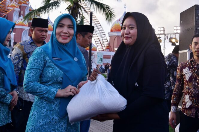 
					Sofha Marwah, saat mendampingi Penjabat Gubernur Bahtiar Baharuddin, meninjau pelaksanaan Gerakan Pangan Murah di Center Point of Indonesia Kota Makassar, Minggu, 17 Maret 2024.