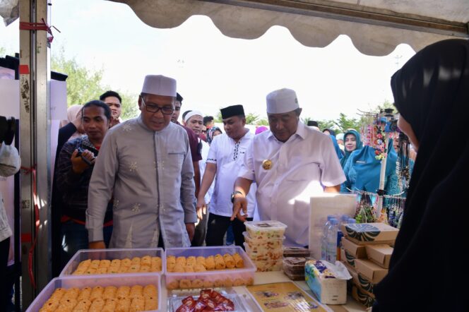 
					Penjabat Gubernur Sulsel dan Ketua TP PKK Sulsel serta Wali Kota Makassar melakukan peninjauan Gerakan Pangan Murah (GPM) di Taman BPJS Center Point of Indonesia (CPI), Minggu, 17 Maret 2024.