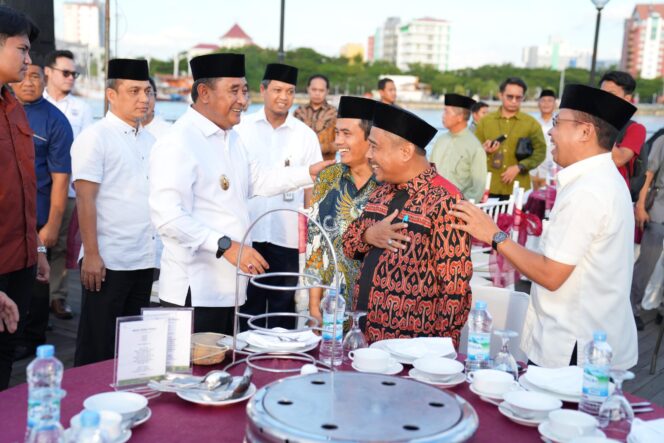 
					Buka Puasa dan Silaturahmi Bersama Penjabat Gubernur dengan Forkopimda, Penyelenggara Pemilu, Instansi Vertikal dan Tokoh Agama serta Pimpinan Partai Politik Pasca Pelaksanaan Pemilu 2024 dilaksanakan di Kawasan Wisata Kuliner Lego-lego Center Point of Indonesia, Rabu, 20 Maret 2024.