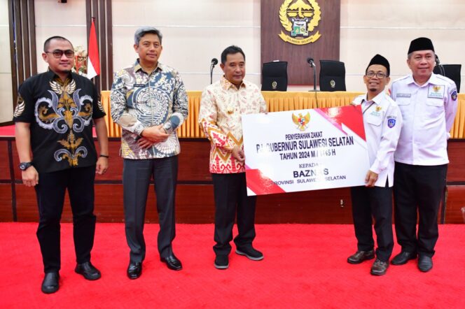 
					Pj Gubernur Sulsel Bahtiar Baharuddin melakukan penyerahan secara simbolik Zakat, Infak dan Shodaqoh ASN Pemerintah Provinsi Sulsel kepada Badan Amil Zakat Nasional (Baznas) Provinsi Sulsel, di Ruang Pola Kantor Gubernur Sulsel, Kamis, 21 Maret 2024