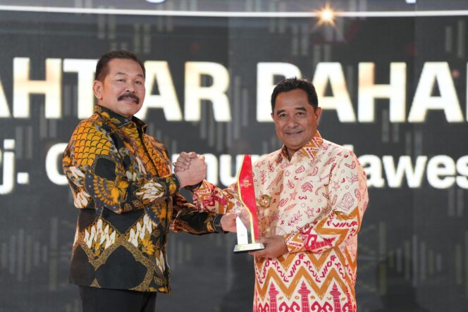 
					Penjabat Gubernur Sulawesi Selatan, Bahtiar Baharuddin meraih CNN Indonesia Awards 2024 dengan kategori Excellence Governance Leadership.

 di Hotel Claro Makassar, Kamis, 21 Maret 2024.