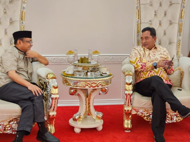 
					Rektor Universitas Balikpapan, Isradi Zaenal dan Penjabat Gubernur Sulawesi Selatan (Sulsel) Bahtiar Baharuddin, bertemu di Rumah Jabatan Gubernur Sulsel di Jalan Sungai Tangka Makassar, Kamis malam, 21 Maret 2024.