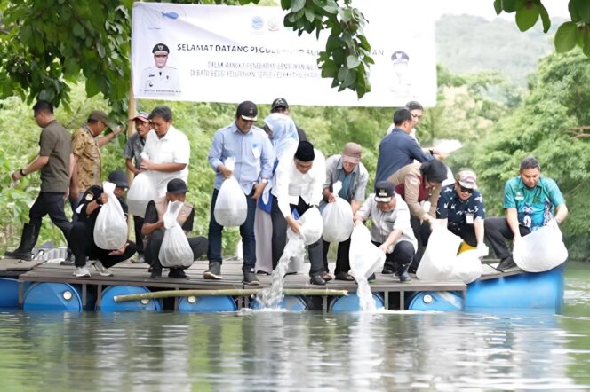 
					- Pemerintah Provinsi (Pemprov) Sulsel kembali memberikan bantuan benih ikan nila di Kelurahan Sepee, Kecamatan Barru, Kabupaten Barru, Jumat, 22 Maret 2024.