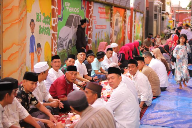 
					Buka Puasa bersama Pj. RT/RW,LMP, Tokoh Masyarakat dan warga di Lorong wisata Amsterdam Jl.urip sumoharjo kelurahan maccini.