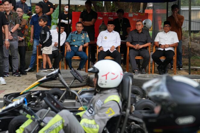 
					Penjabat Gubernur Sulsel, Bahtiar Baharuddin di Twofive Adventure Part, dan dilaksanakan di Pantai Akkarena Makassar, Senin, 25 Maret 2024. 