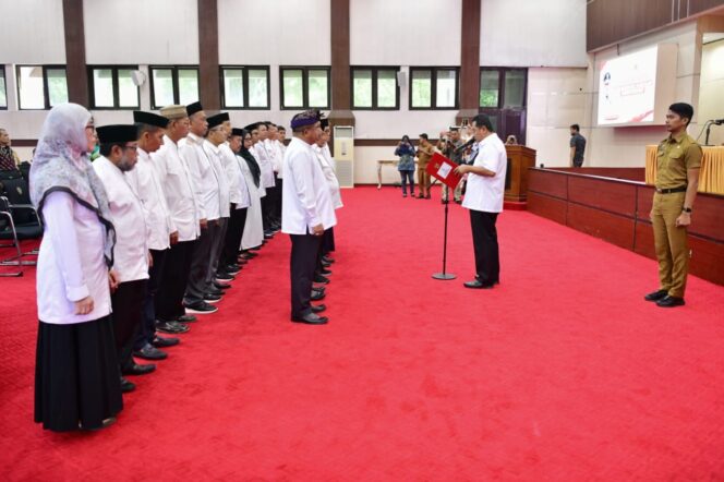 
					Penjabat Gubernur Sulsel, Bahtiar Baharuddin melantik Keanggotaan Forum Kerukunan Umat Beragama (FKUB) Provinsi Sulsel 2024-2029, di Ruang Pola Kantor Gubernur, Selasa, 26 Maret 2024.