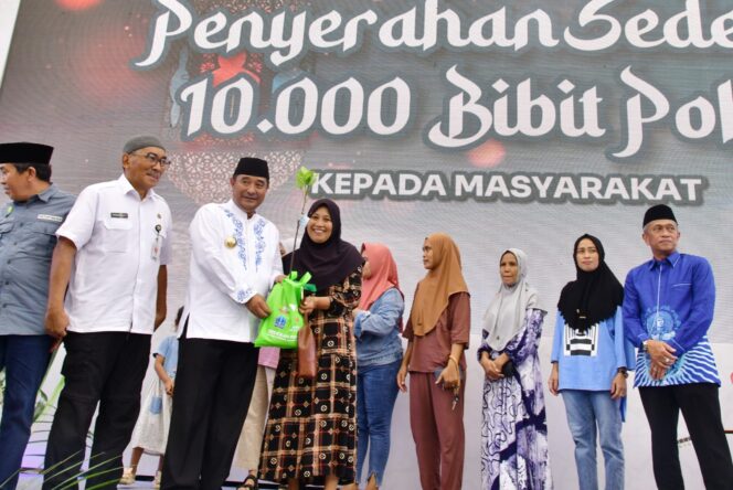 
					egiatan dilaksanakan Pemerintah Provinsi Sulsel dan Kabupaten Bone untuk Program Berbagi Bahagia Ramadan 1445 Hijriah, di Lapangan Merdeka, Kabupaten Bone, Rabu, 27 Maret 2024