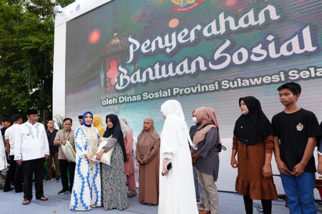 
					Pj Ketua TP PKK Sulsel, Sofha Marwah Bahtiar, mendampingi Pj Gubernur Sulsel Bahtiar Baharuddin. pada Buka puasa akbar bersama puluhan ribu warga di Kabupaten Bone, yang dirangkaikan dengan launching sedekah pohon dan peringatan Nuzulul Qur'an, dilaksanakan di Lapangan Merdeka, Watampone, Kabupaten Bone, Rabu, 27 Maret 2024. 