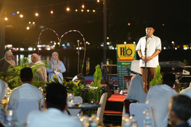
					Penjabat Gubernur Sulsel, Bahtiar Baharuddin didampingi Pj Ketua TP PKK Sulsel Sofha Marwah Bahtiar, Buka Puasa Bersama pimpinan Perguruan Tinggi (PT), Ketua Badan Eksekutif Mahasiswa (BEM), IKAPTK se-Sulsel, yang dirangkaikan dengan Gebyar Ramadan Berbagi Bahagia, di Kawasan CPI Makassar, Sabtu, 30 Maret 2024