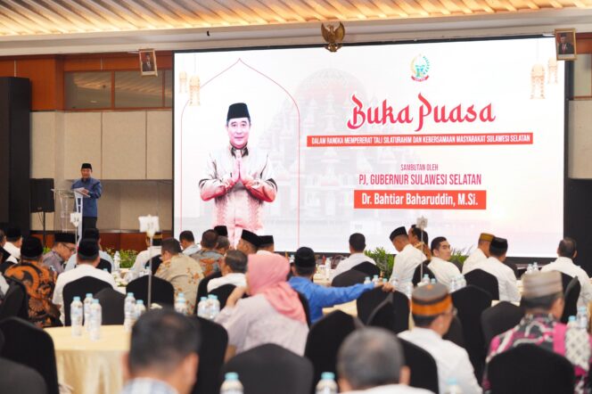
					Penjabat Gubernur Sulawesi Selatan Bahtiar Baharuddin buka puasa bersama dengan masyarakat asal Sulawesi Selatan di Hotel Grand Sahid Jaya di Jakarta, Senin, 1 April 2024.(ist)