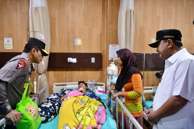 
					Pj Gubernur Sulsel Bahtiar Baharuddin bersama Kapolda Sulsel Irjen Pol Andi Rian, Pangdam XIV Hasanuddin Mayjen TNI Bobby Rinal Makmun, Pangkoopsau, Walikota Makassar Moh Ramdhan Pomanto, dan Kapolrestabes Makassar Kombes Pol M Ngajib, saat melakukan peninjauan ke RSUD Haji Makassar dan Puskesmas Jongaya, Senin, 8 April 2024.(Pemprov Sulsel)