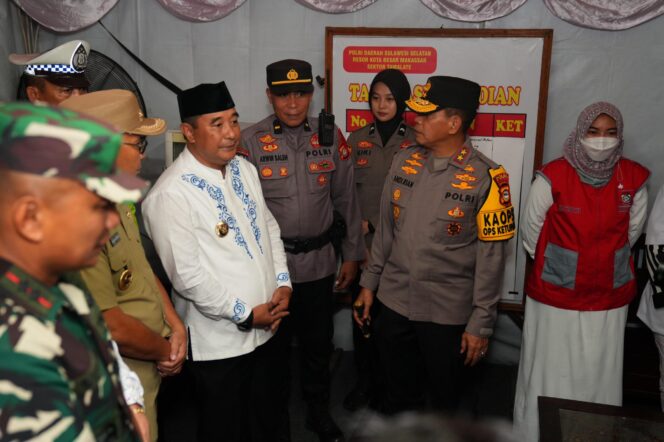 
					Penjabat Gubernur Sulsel Bahtiar Baharuddin bersama Kapolda Sulsel Irjen Pol Andi Rian R Djajadi, dan Forkopimda melakukan peninjauan pos pengamanan terpadu, Selasa, 9 April 2024.(Pemprov Sulsel)