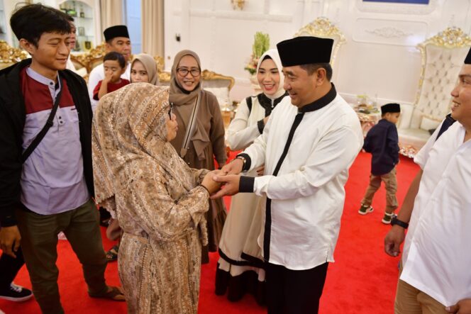 
					Open House Lebaran Idulfitri yang dilaksanakan Penjabat Gubernur Sulsel Bahtiar Baharuddin dan Penjabat Ketua TP PKK Sulsel Sofha Marwah Bahtiar, di Rumah Jabatan Gubernur, Rabu, 10 April 2024.(Pemprov Sulsel)
