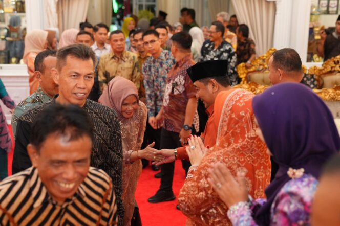 
					Open House Lebaran Idulfitri 1445 H, yang dilaksanakan Pj Gubernur Bahtiar beserta isteri Sofha Marwah, di Rumah Jabatan Gubernur, Kamis, 11 April 2024.(Permprov Sulsel)