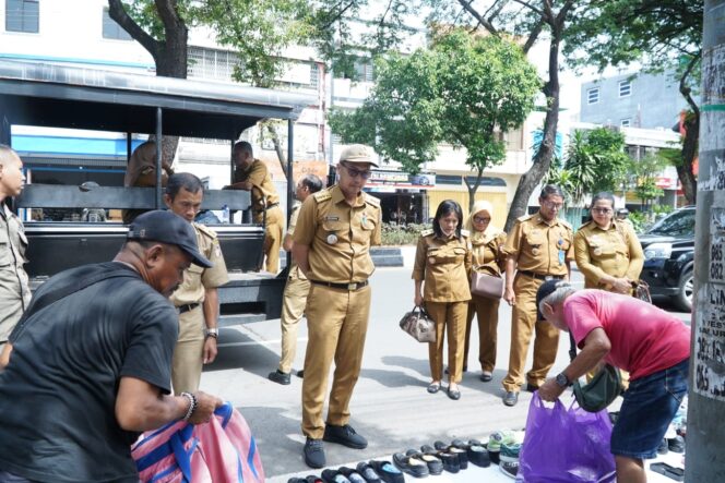
					Camat Makassar, Husni Mubarak turun Langsung Menertibkan PK 5, di sekitar wilayah Kecamatan. Senin (06/05/2024)

Dok. Pribadi 
