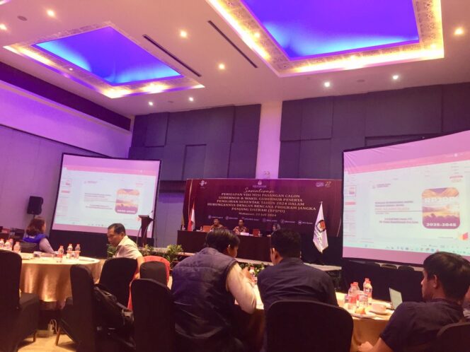 
					Komisi Pemilihan Umum (KPU) Provinsi Sulawesi Selatan (Sulsel) menggelar sosialisasi terkait persiapan visi misi pasangan calon Gubernur dan Wakil Gubernur (Cagub) pada pemilihan serentak Tahun 2024 dalam hubungannya dengan Rencana Program Jangka Panjang Daerah (RPJPD). Di Hotel Four Point Sheraton, Selasa (23/07/2024). 