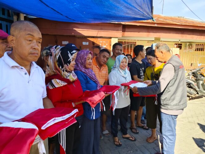 
					Lurah Maccini Parang, Sukri Abbas bersama PJ RT/RW saat berbagi bendera Merah Putih pada warga diwilayah Kelurahan Maccini Parang, Kamis (15/08/2024). 

Dok. Pribadi