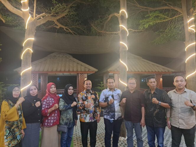 
					Relawan Club Prabowo-Gibran 08 (RC-08) Sulsel foto bersama Calon Gubernur Sulsel Andi Sudirman Sulaiman 

Dok.pribadi