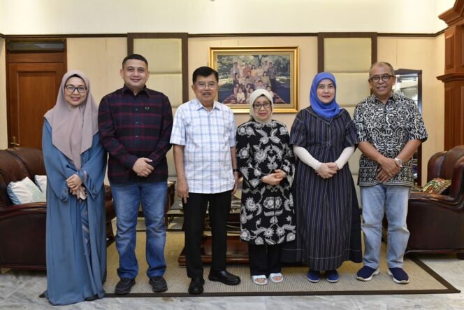 
					Calon Walikota Makassar, Munafri Arifuddin didampingi Melinda Aksa bersama Calon Wakil Walikota Makassar Aliyah Mustika Ilham didampingi Ilham Arief Sirajuddin saat berkunjung ke Kediaman Mantan Wakil Presiden Republik Indonesia Jusuf Kalla, Minggu (01/09/2024). 

Dok.pribadi