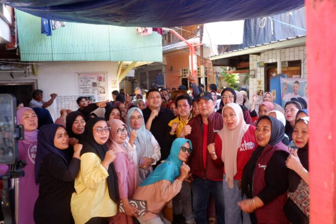 
					Mantan Anggota DPRD Makassar Kartini bersama Calon Walikota Makassar Munafri Arifuddin (Appi) Foto bersama Konstituen di Kelurahan Kunjungmae, Kecamatan Mariso, Kamis (19/9/2024).

Dok.ist
