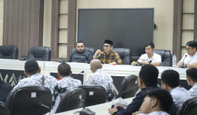 
					Pimpinan Dan Anggota DPRD Kota Makassar menerima aspirasi para guru di Ruang Banggar.