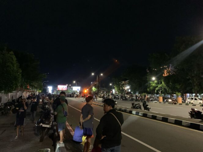 
					Polisi berhasil membubarkan demo ricuh #IndonesiaGelap di Kota Makassar,Jumat (21/2) malam.Foto: dins