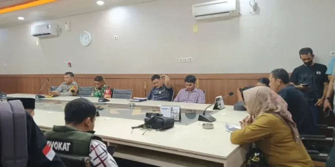 
					Suasana Rapat Komisi A DPRD Kota Makassar saat menggelar RDP terkait permasalahan lahan Aditarina di Kelurahan Bitoa. (dok.ist)