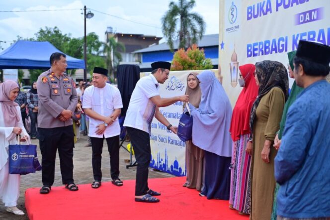 
					Ketua DPRD Kota Makassar, Supratman hadir dalam kegiatan pembagian sembako dan buka puasa bersama jemaah dan pemandi jenazah. (dok.ist)