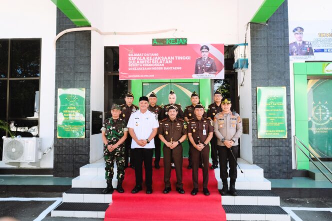 
					Foto bersama Bupati Bantaeng Uji Nurdin bersama petinggi Kejaksaan Tinggi Sulawesi Selatan. (dok.ist)