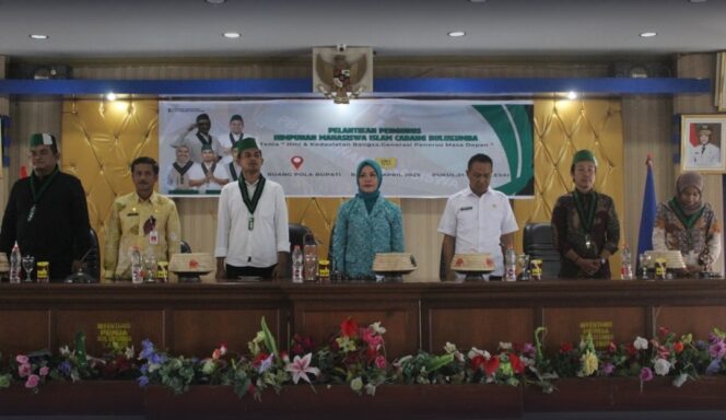 
					Wakil Ketua DPRD Bulukumba Syahruni Haris saat menghadiri pelantikan HMI Cabang Bulukumba. (dok.ist)