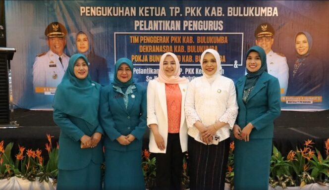 
					Ketua DPRD Umy Asyiatun Khadijah Hadiri Pengukuhan Ketua TP-PKK Kabupaten Bulukumba. (dok.ist)