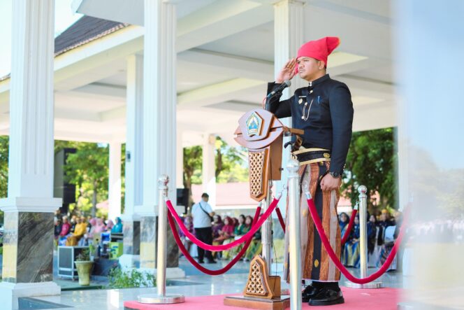 
					Bupati Bantaeng Uji Nurdin saat menjadi pembina upacara pada peringatan Hari Pendidikan Nasional. (dok.ist)