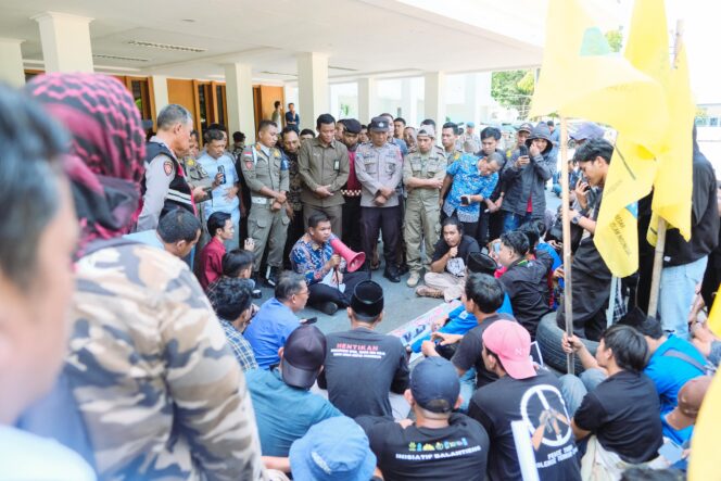 
					Bupati Bantaeng Uji Nurdin saat turun langsung menemui massa aksi dari Solidaritas Helm Kuning Kawasan Industri Bantaeng (KIBA). (dok.ist)