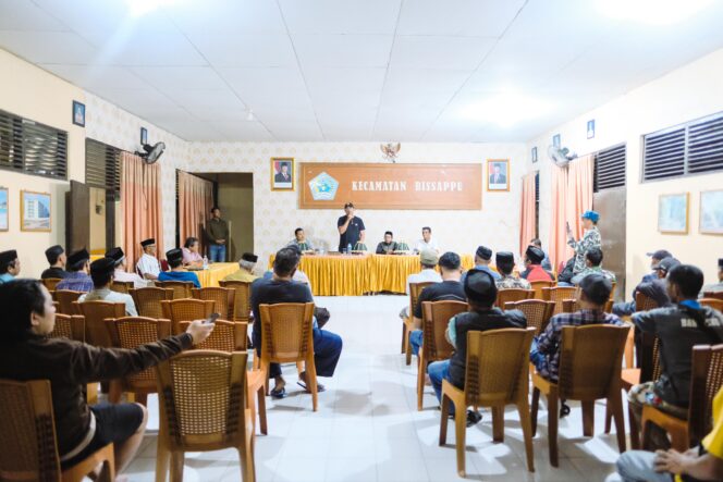 
					Bupati Bantaeng Uji Nurdin saat menyampaikan keputusan relokasi TPA saat bersilaturahmi dengan masyarakat di Kantor Camat Bisappu. (dok.ist)