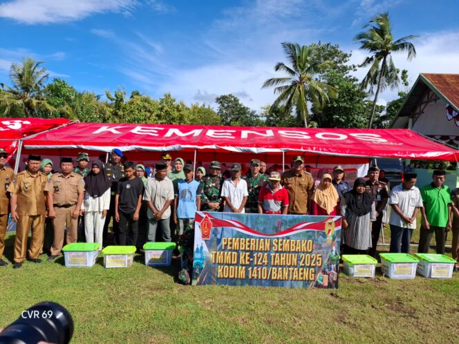 
					Pemberian sembako TMMD Ke-124 Tahun 2025 Kodim 1410/Bantaeng. (dok.ist)
