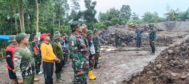 
					Apel pengecekan personel dan pembagian sektor pekerjaan sasaran fisik. (dok.ist)