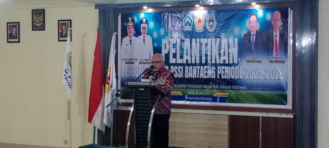 
					Wabup Bantaeng H.Sahabuddin saat menghadiri pelantikan pengurus Asosiasi Kabupaten (Askab) PSSI Kabupaten Bantaeng periode 2025–2029. (dok.ist)