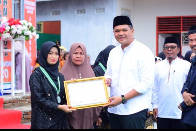 
					Bupati Bantaeng, M. Fathul Fauzy Nurdin saat menghadiri penamatan siswa Madrasah Tsanawiyah dan Madrasah Aliyah Al-Mansur