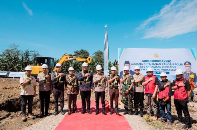 
					Bupati Bantaeng, M. Fathul Fauzy Nurdin akrab disapa Uji Nurdin mengikuti kegiatan panen raya jagung dari lokasi kebun milik Polri di Bantaeng