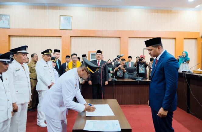 
					Bupati Bantaeng, M. Fathul Fauzy Nurdin Saat Melantik 64 Pejabat Pengawas dan Administrator di Ruang Pola Kantor Bupati. (Dok.ist)