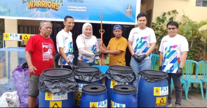 
					iconet PLN saat memberikan bantuan alat kebersihan untuk wilayah pasar kokolojia.(Dok.ist)