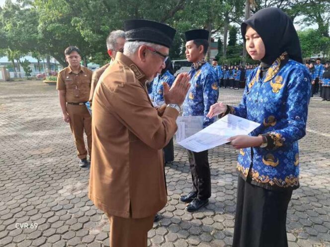 
					Wabup Bantaeng saat menyerahkan SK PPPK